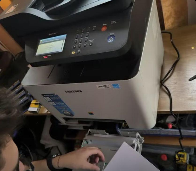 Service la multifuncțională Samsung — verificare tavă și mecanism