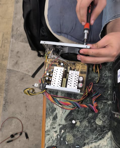 Intervenție pe placa electronică a unei surse de alimentare