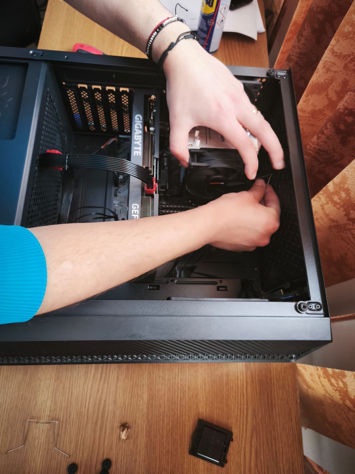 Montaj cooler CPU într-o carcasă desktop